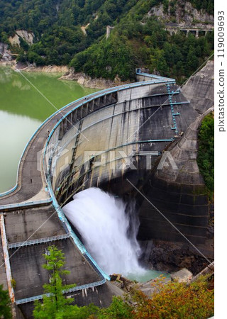 黑部水壩在日本經濟高速成長時期依靠黑部山提供了支持。 119009693