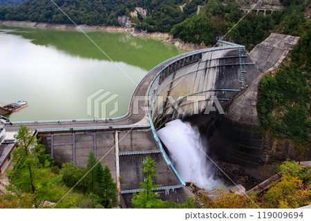 黑部水壩在日本經濟高速成長時期依靠黑部山提供了支持。 119009694