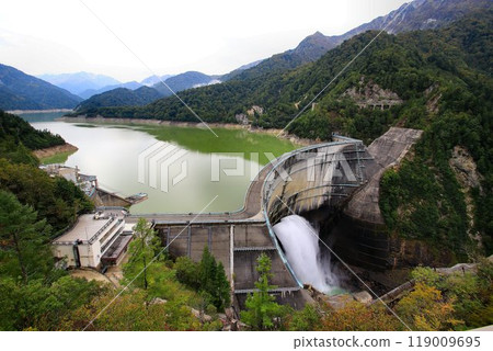黑部水壩在日本經濟高速成長時期依靠黑部山提供了支持。 119009695