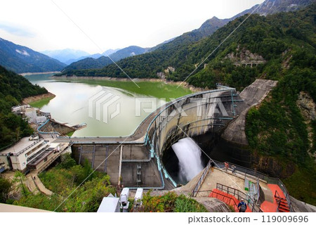 黑部水壩在日本經濟高速成長時期依靠黑部山提供了支持。 119009696