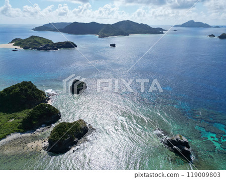 Aerial view of the archipelago landscape from Kami no Hama Beach on Zamami Island, Okinawa Prefecture 119009803