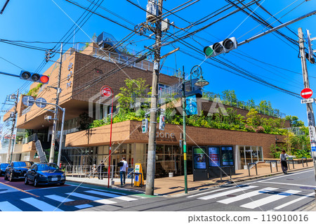 The streets of Jiyugaoka, Meguro Ward, Tokyo (JIYUGAOKA de aone) 119010016
