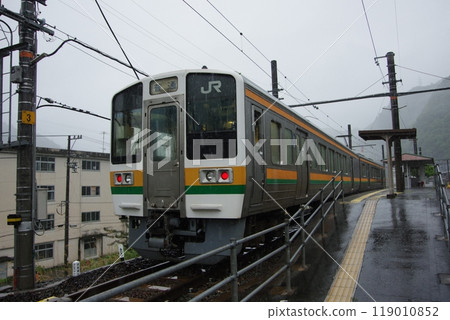 Iida Line local train 213 series arrives at Sakuma Station 119010852