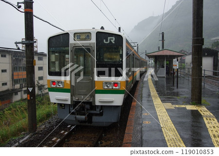 Iida Line local train 213 series stopped at Sakuma Station Iida Line local train 213 series stopped at Sakuma Station 119010853