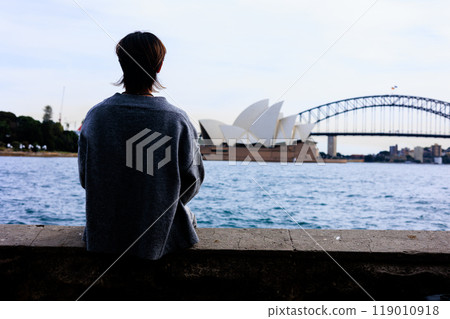 一個人看著雪梨歌劇院和海港大橋的影子 119010918