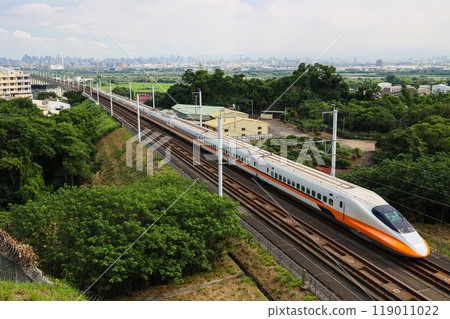 台灣新幹線（台灣高鐵）繞著彎道行駛，背景是城市 119011022