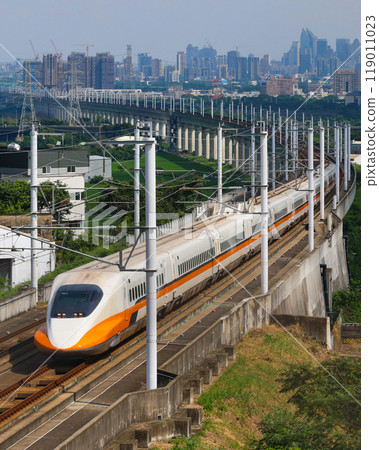 台灣新幹線(台灣高鐵)繞著彎道行駛,背景是城市 台灣新幹線(台灣高鐵)繞著彎道行駛,背景是城市 119011023