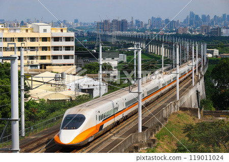 台灣新幹線（台灣高鐵）繞著彎道行駛，背景是城市 119011024