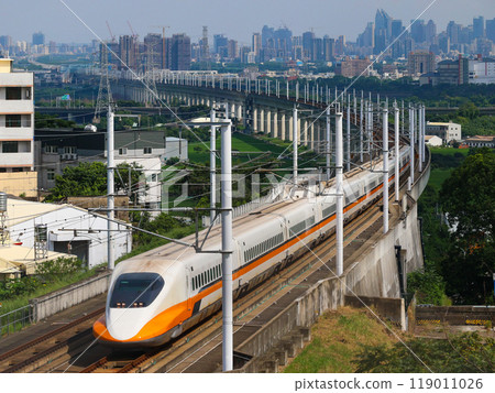 台灣新幹線（台灣高鐵）繞著彎道行駛，背景是城市 119011026