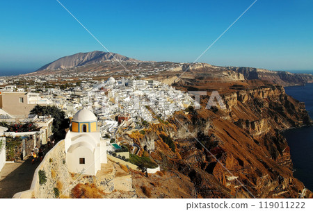Thira, Santorini, Greece. Picturesque view of the Santorini isla 119011222