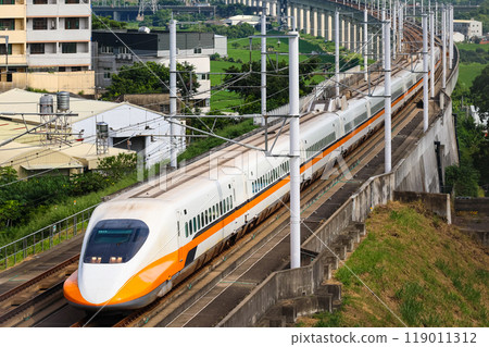 台灣新幹線以城市為背景繞彎行駛 台灣新幹線以城市為背景繞彎行駛 119011312