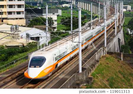 台灣新幹線以城市為背景繞彎行駛 119011313