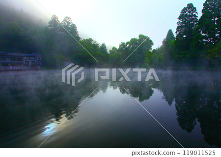 早晨的金鱗湖（由布市由布院町） 119011525