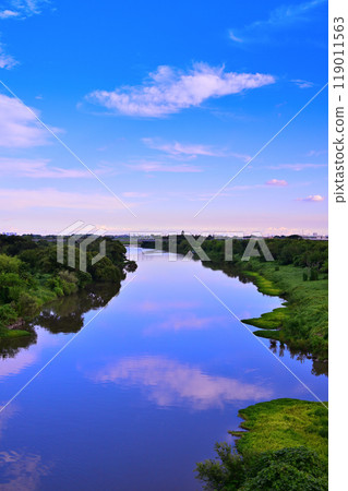 黃昏時的入間河，武藏野線和遠處的建築物，左邊的天空樹，從神江橋看到的景色 119011563