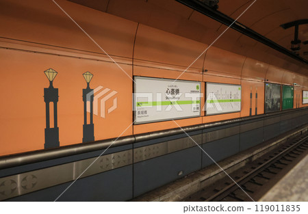 Osaka Metro長堀鶴見綠地線心齋橋站內 Osaka Metro長堀鶴見綠地線心齋橋站內 119011835