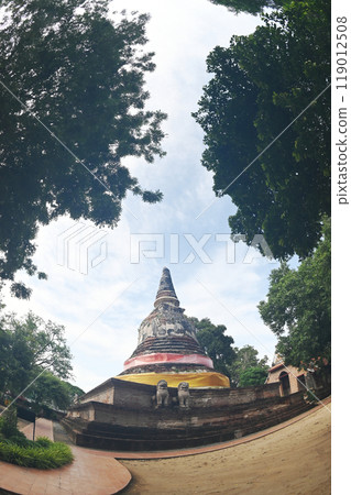 The main chedi of Wat Mae Nang Pluem. It is a large Lanka-shaped pagoda set on a square Thaksin base.On Thaksin's base, there are 36 stucco lions surrounding him. Located at Phra Nakhon Si Ayutthaya. 119012508