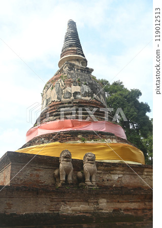 The main chedi of Wat Mae Nang Pluem. It is a large Lanka-shaped pagoda set on a square Thaksin base.On Thaksin's base, there are 36 stucco lions surrounding him. Located at Phra Nakhon Si Ayutthaya. 119012513