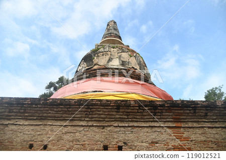 The main chedi of Wat Mae Nang Pluem. It is a large Lanka-shaped pagoda set on a square Thaksin base.On Thaksin's base, there are 36 stucco lions surrounding him. Located at Phra Nakhon Si Ayutthaya. 119012521