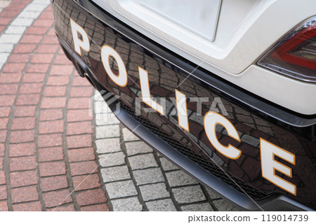 警車後保險桿上寫著「警察」一詞 119014739