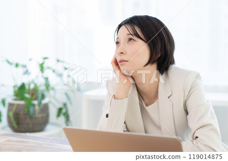 Business woman computer trouble 119014875