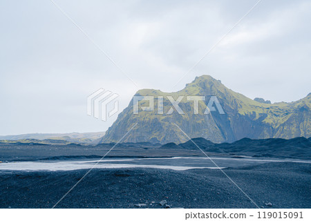 Ice caves and icebergs in Iceland 119015091