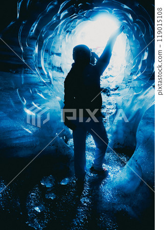 Ice caves and icebergs in Iceland 119015108