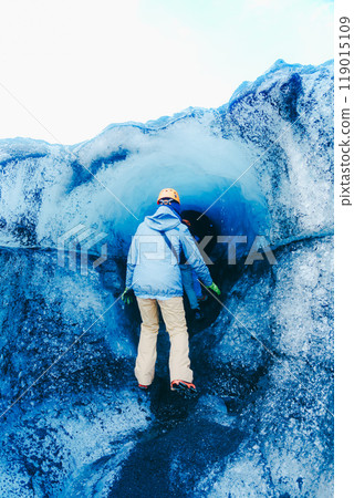Ice caves and icebergs in Iceland 119015109