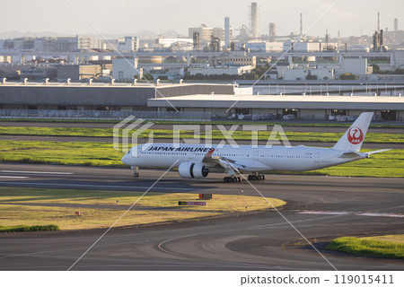 客機降落在東京羽田機場 119015411