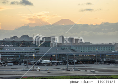 Evening view of Tokyo Haneda Airport 119015421