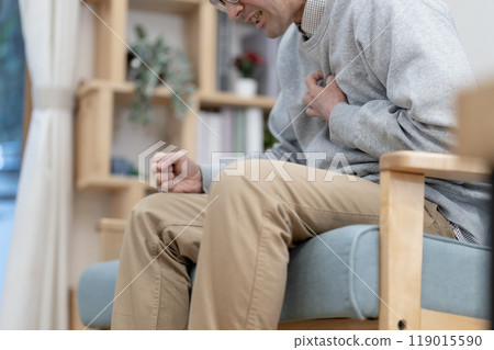 身體狀況不佳、胸痛、身體部位的中年男子 119015590