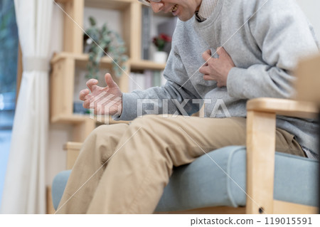 身體狀況不佳、胸痛、身體部位的中年男子 119015591