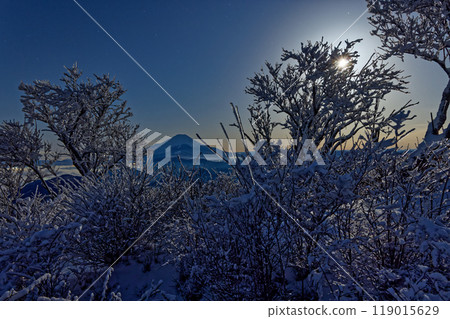 月夜丹澤登嶽山頂的霧凇與富士山 119015629