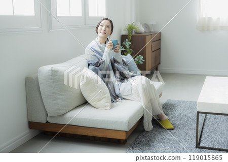 冬天客廳裡的女人 119015865