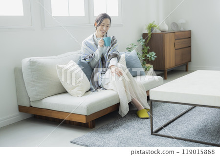 冬天客廳裡的女人 冬天客廳裡的女人 119015868
