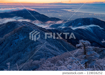 View of the Omote Ridge and Shonan townscape with waterfall clouds flowing from Mt. Tonodake in Tanzawa at dawn 119016252