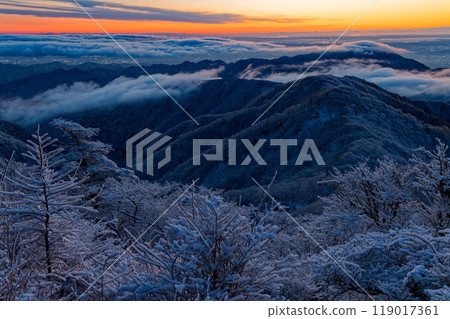 View of the Omoteone and Mt. Oyama at dawn from the frost-covered summit of Mt. Tonodake in Tanzawa View of the Omoteone and Mt. Oyama at dawn from the frost-covered summit of Mt. Tonodake in Tanzawa 119017361