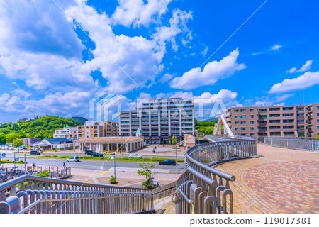 日本橫濱城市景觀 橫濱市營地鐵綠線北山田站等景觀後面的橫濱國際泳池 119017381