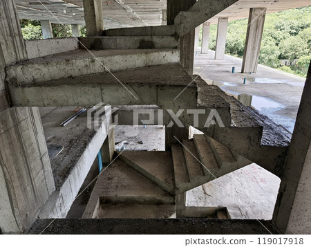 A well constructed set of stairs with concrete elements 119017918