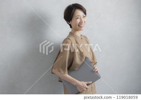 棕色襯衫的女商人 棕色襯衫的女商人 119018059