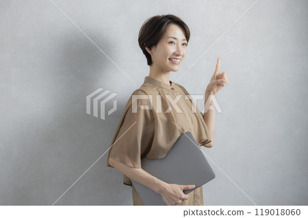 棕色襯衫的女商人 119018060