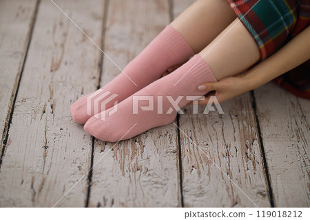 穿著襪子的年輕女子的腳 119018212