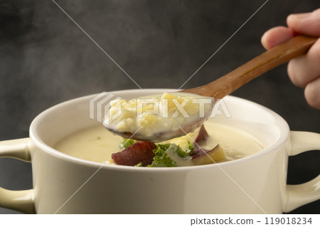 用湯匙把地瓜湯舀起來 119018234