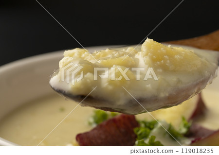 用湯匙把地瓜湯舀起來 119018235