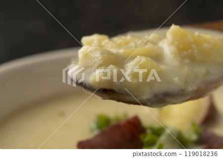 用湯匙把地瓜湯舀起來 119018236