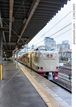 臥舖特快 Sunrise Express 停在岡山月台 臥舖特快 Sunrise Express 停在岡山月台 119019005