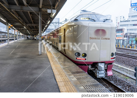 臥舖特快 Sunrise Express 停在岡山月台 119019006