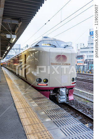 臥舖特快 Sunrise Express 停在岡山月台 119019007
