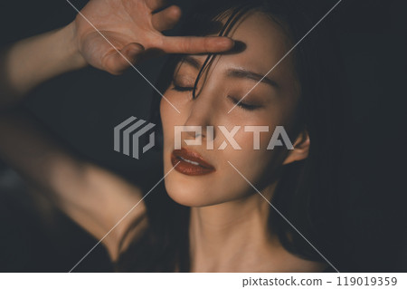 Beauty portrait of young woman 119019359