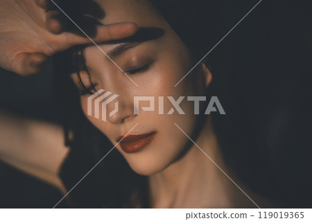 年輕女子的美麗肖像 119019365