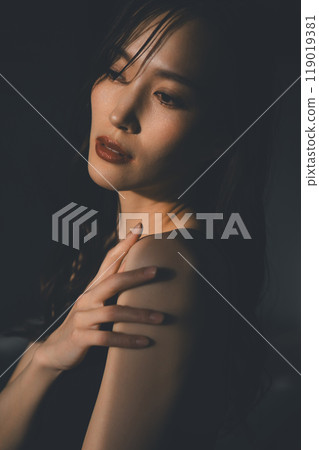 Beauty portrait of young woman Beauty portrait of young woman 119019381